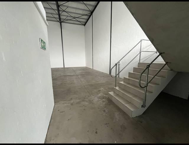 518M² WAREHOUSE TO LET IN STIKLAND INDUSTRIAL